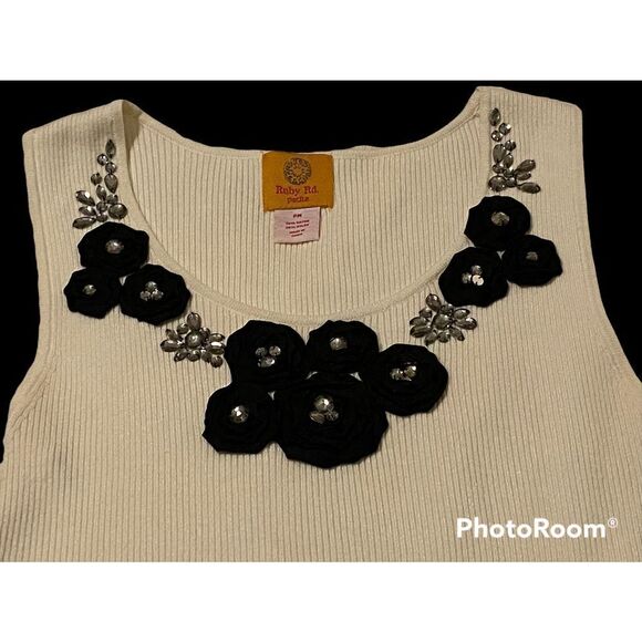 Woman’s Ruby Rd. Petite SZ PM Ribbed White Top & Bling Black Flowers - Picture 6 of 6